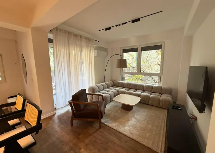 The Sunny Spot - Center Apartment